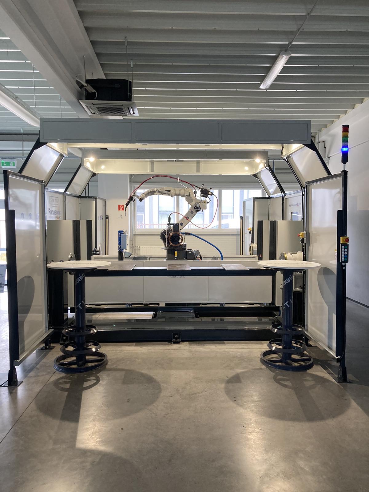 Demonstration PA-H-Frame-2PD welding robot system – featuring SAWP technology, offered under favorable conditions!